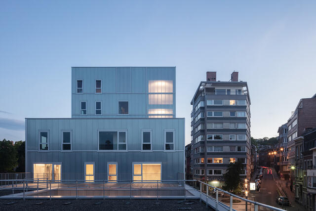 bâtiment et terrasse le soir
